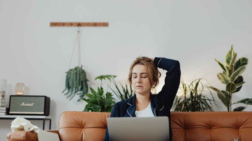 Kobieta zastanawia się, czy jej zmęczenie może wynikać z braku witaminy D3.