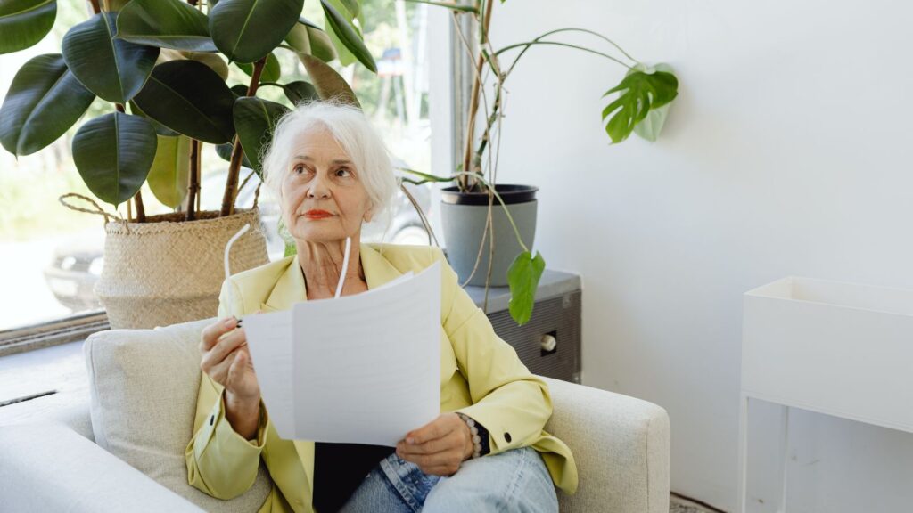 Kobieta zastanawia się czy nie ma pomyłki w PIT-37 przy wypełnianiu ulgi rehabilitacyjnej.