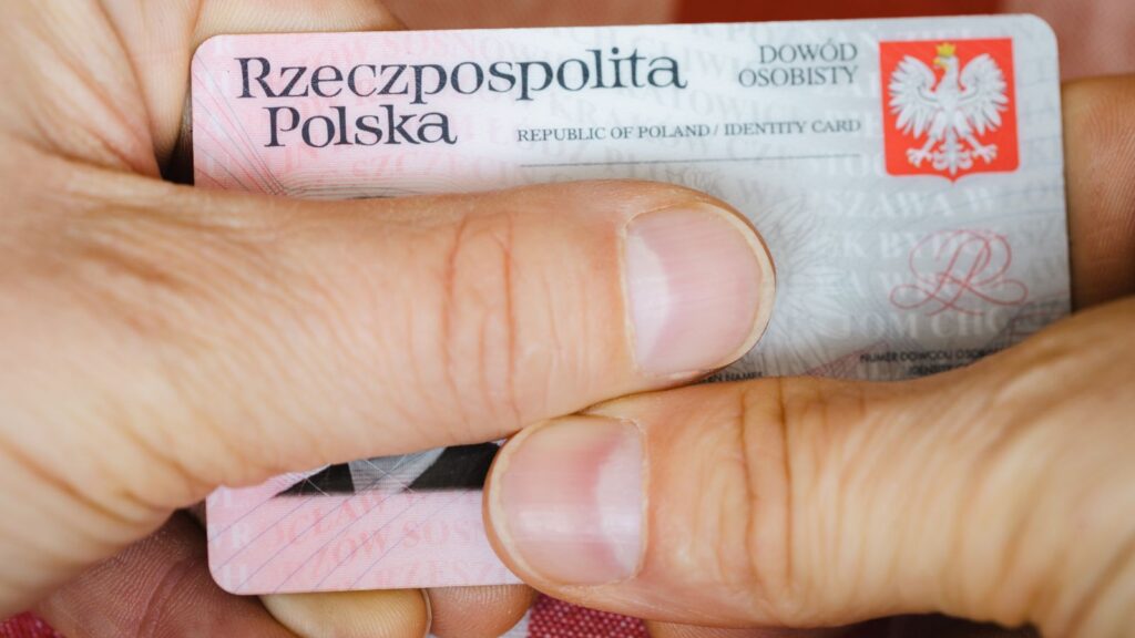 Mężczyzna wymienia dowód osobisty w odpowiednim urzędzie gminy lub miasta.
