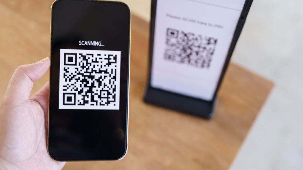 Kobieta używa czytnika QR w restauracji.