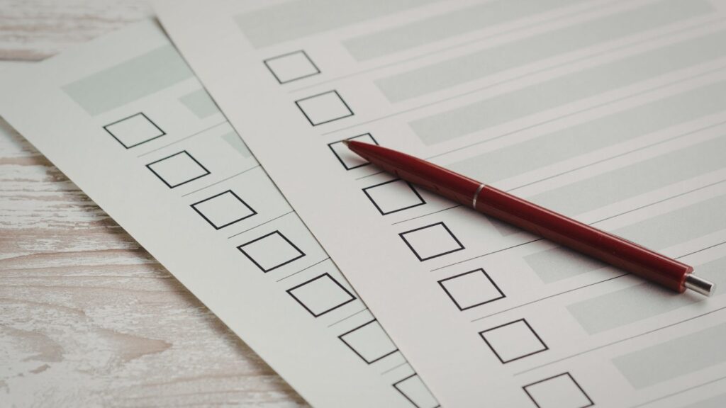 Puste formularze do wypełnienia oraz długopis.