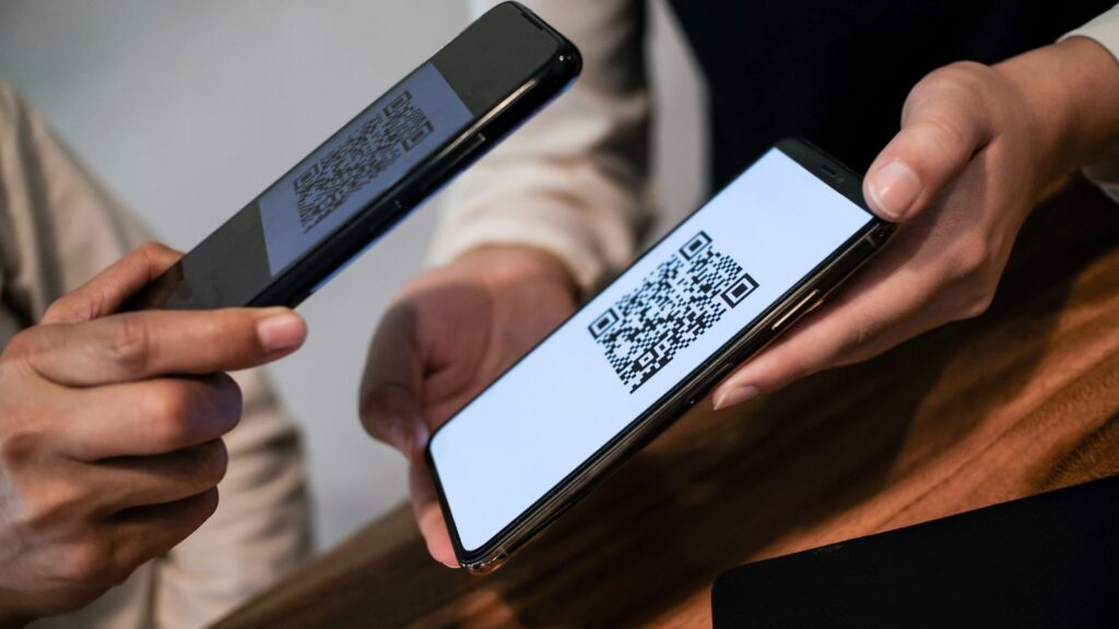 Bezpieczne skanowanie QR polega na sprawdzaniu źródła kodu i unikanie podejrzanych linków.