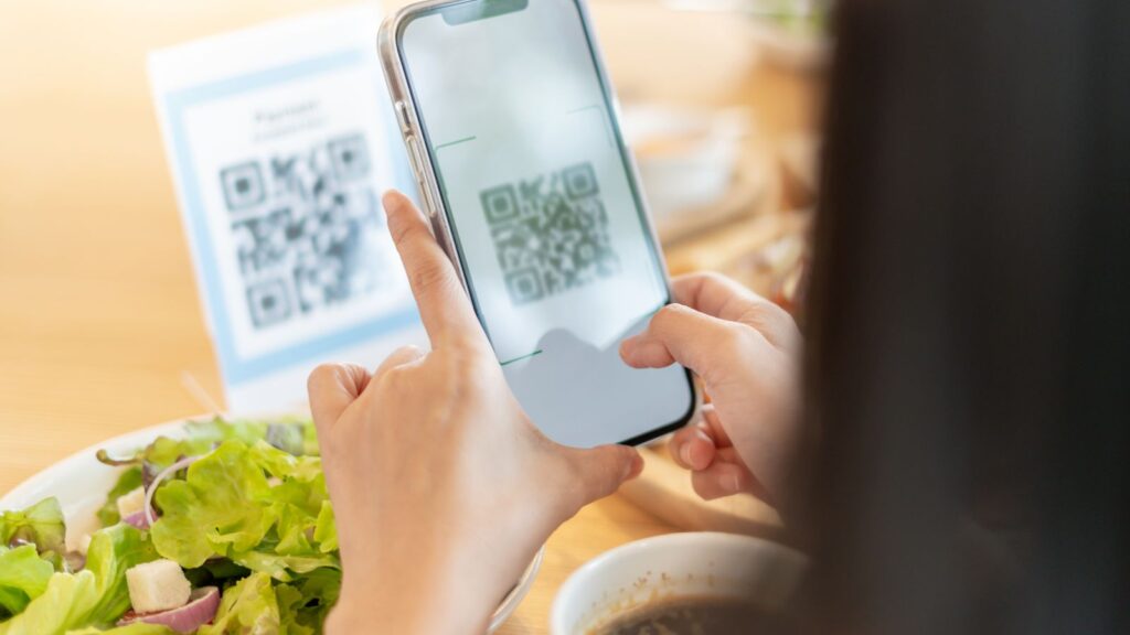 Skanowanie kodu QR ze zdjęcia pozwala odczytać zawarte w nim informacje bez użycia aparatu w czasie rzeczywistym.