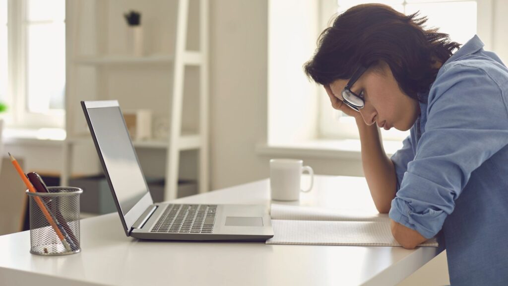 Kobieta uczy się, ale popełnia błędy, które są naturalną częścią procesu nauki i pomagają jej się rozwijać.