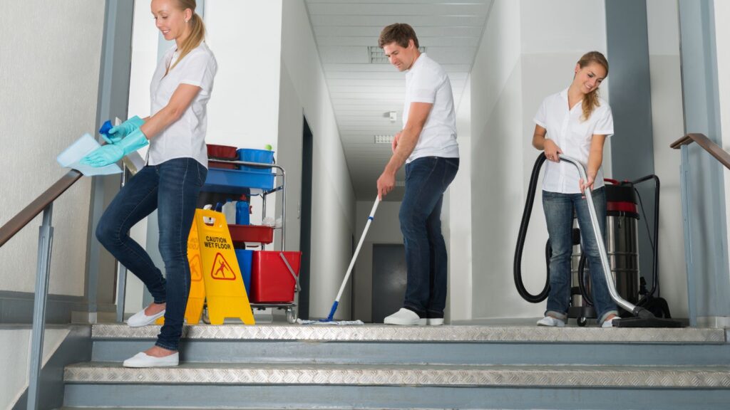 Sprzątanie kuchni krok po kroku pozwala skutecznie uporządkować przestrzeń i utrzymać czystość.