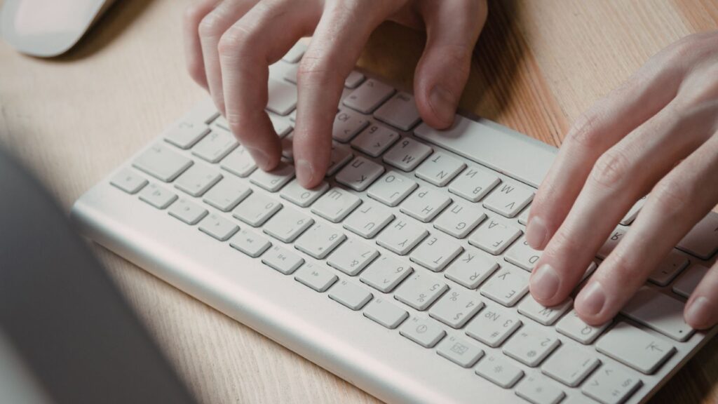 Osoba wpisuje znaki specjalne na klawiaturze.