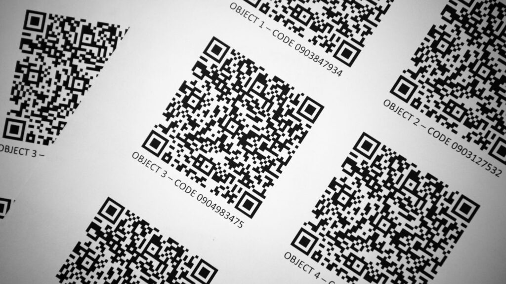 Mężczyzna odczytuje kod QR, aby szybko uzyskać dostęp do zapisanych w nim informacji.