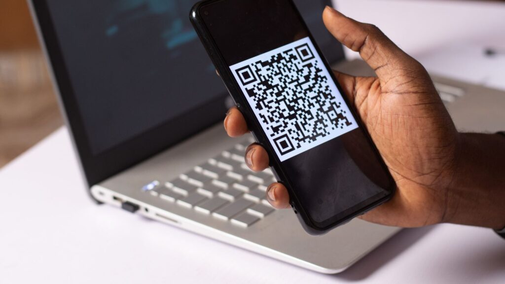Skaner QR online umożliwia odczytywanie kodów QR bez instalowania dodatkowych aplikacji.